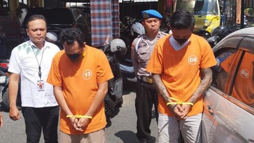 Dua pelaku pencurian mobil di Kuta Utara, Badung, Bali, Kamis (18/7/2024). (Foto: Dok Polsek Kuta Utara)