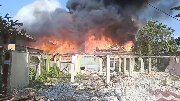 Dua rumah dan dua bedeng di Palembang, hangus dilahap si jago merah.