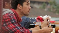 Aktor berusia 38 tahun ini tak pernah absen membagikan momen-momennya di Instagram. Salah satunya saat menikmati makan siang di ruang terbuka. Foto: Instagram @edward_akbar