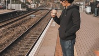 Saat berlibur ke luar negeri, Edward wajib mencicipi berbagai jenis kopi yang ada di sana.  Foto: Instagram @edward_akbar