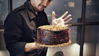 Unggah foto dirinya membawa cake cokelat berukuran besar, Edward tampak tak sabar untuk mencicipi kue tersebut. Foto: Instagram @edward_akbar
