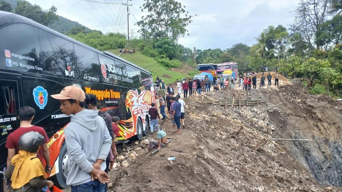 Bus antar kota dalam provinsi (AKDP) terjebak jalan ambles di Jalan Trans Sulawesi di Kabupaten Enrekang, Sulawesi Selatan (Sulsel).