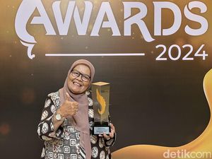 Senyum Eti Kala Poktan Kopi Wanoja Raih Anugerah detikJabar Awards 2024
