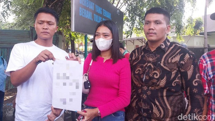Eva Pasaribu usai buat laporan di Pomdam I/BB. (Foto: Finta Rahyuni/detikSumut)