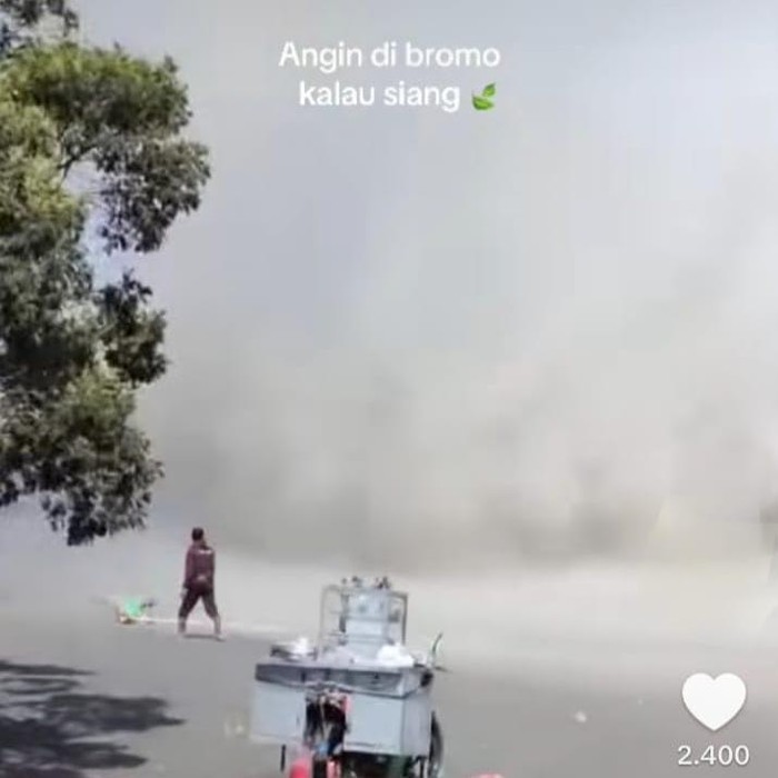 Fenomena Tornado Hampiri Lautan Pasir Bromo, Warga-Wisatawan Santui