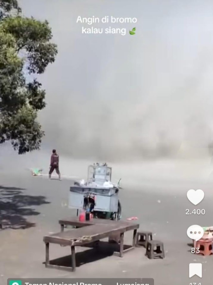 Fenomena Tornado Hampiri Lautan Pasir Bromo, Warga-Wisatawan Santui