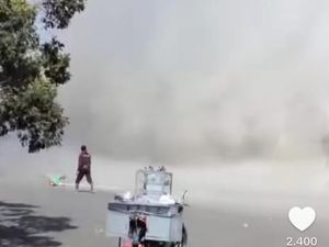 Fenomena Tornado di Lautan Pasir Bromo Ternyata Disebut Debu Setan