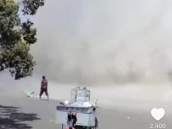 Fenomena Tornado Hampiri Lautan Pasir Bromo, Warga-Wisatawan Santui