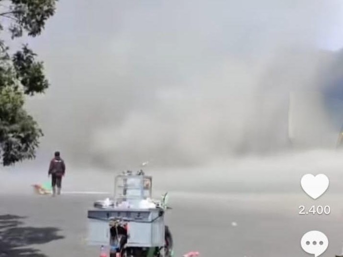 Fenomena Tornado Hampiri Lautan Pasir Bromo, Warga-Wisatawan Santui