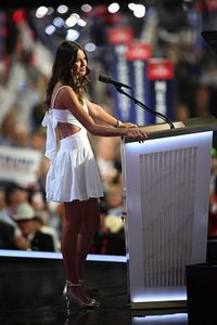 Potret Cucu Donald Trump Pidato di Konvensi, Tumbuh Jadi Gadis Cantik