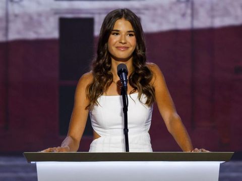 Foto Kai Trump MILWAUKEE, WISCONSIN - JULY 17: Daughter of Donald Trump Jr., Kai Trump speaks on stage on the third day of the Republican National Convention at the Fiserv Forum on July 17, 2024 in Milwaukee, Wisconsin. Delegates, politicians, and the Republican faithful are in Milwaukee for the annual convention, concluding with former President Donald Trump accepting his party's presidential nomination. The RNC takes place from July 15-18. (Photo by Andrew Harnik/Getty Images)