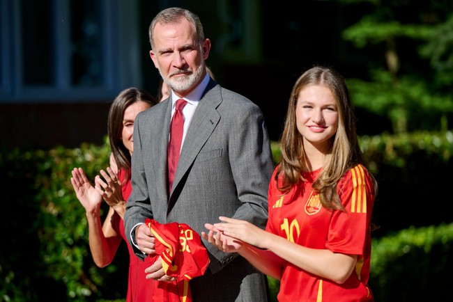 Putri Leonor dari Spanyol mencuri perhatian publik dengan penampilan cantiknya saat menyambut kedatangan timnas Spanyol yang baru saja memenangkan Piala Euro 2024. Foto: Getty Images