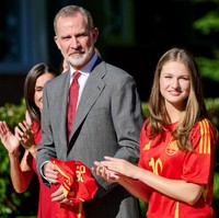 Putri Leonor dari Spanyol mencuri perhatian publik dengan penampilan cantiknya saat menyambut kedatangan timnas Spanyol yang baru saja memenangkan Piala Euro 2024. Foto: Getty Images