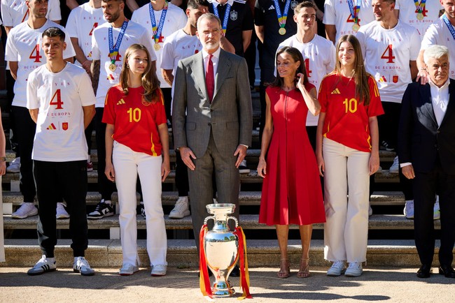Raja Felipe dan Ratu Letizia, bersama kedua putri mereka, menyambut tim dengan penuh kebanggaan dan kegembiraan. Foto: Getty Images