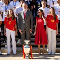 Raja Felipe dan Ratu Letizia, bersama kedua putri mereka, menyambut tim dengan penuh kebanggaan dan kegembiraan. Foto: Getty Images