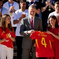 Dalam acara penyambutan yang berlangsung di Istana Kerajaan, Putri Leonor dan adiknya, Putri Sofia, mengenakan jersey bola. Foto: Getty Images
