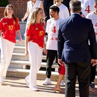 Jersey bernomor punggung Olmo tersebut dipadukan dengan celana jeans kasual dan sepatu sneakers putih. Sementara itu, Putri Sofia mengenakan jersey yang sama, menunjukkan dukungan penuh kepada tim nasional. Foto: Getty Images