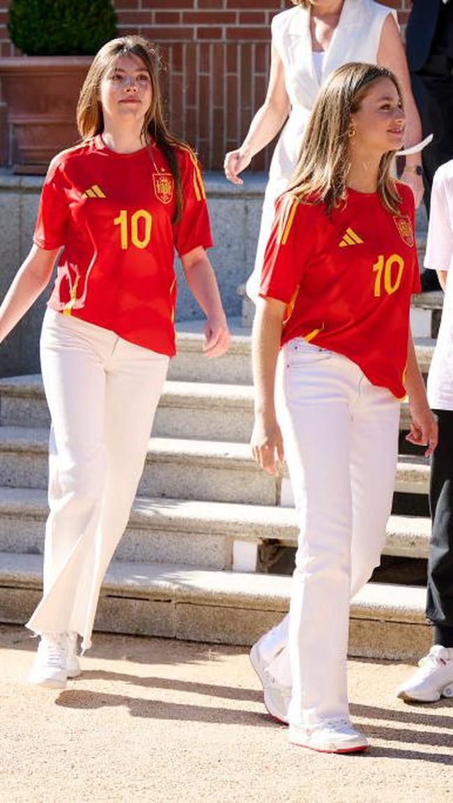 Jersey bernomor punggung Olmo tersebut dipadukan dengan celana jeans kasual dan sepatu sneakers putih. Sementara itu, Putri Sofia mengenakan jersey yang sama, menunjukkan dukungan penuh kepada tim nasional. Foto: Getty Images