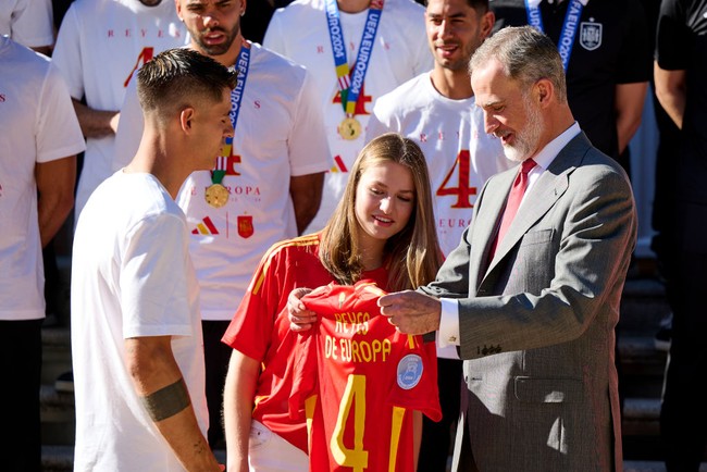 Timnas Spanyol tiba kembali di Spanyol setelah menjalani perjalanan selama 40 hari di Jerman, membawa pulang trofi kemenangan setelah mengalahkan Inggris dengan skor 2-1 di final. Foto: Getty Images