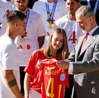 Timnas Spanyol tiba kembali di Spanyol setelah menjalani perjalanan selama 40 hari di Jerman, membawa pulang trofi kemenangan setelah mengalahkan Inggris dengan skor 2-1 di final. Foto: Getty Images
