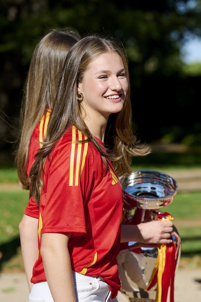 Putri Leonor mengenakan jersey Dani Olmo. Ia tampil memukau dengan perpaduan busana sporty dan elegan. Foto: Getty Images