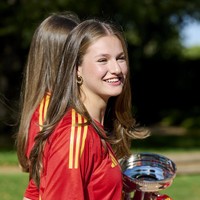 Putri Leonor mengenakan jersey Dani Olmo. Ia tampil memukau dengan perpaduan busana sporty dan elegan. Foto: Getty Images