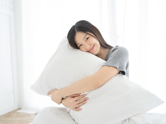 Ilustrasi bantal tidur Portrait Asian woman and pillow wake up on bed at home