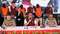Dirtipidum Bareskrim Polri, Brigjen Djuhandhani Rahardjo Puro bersama Dirregident Korlantas Polri Brigjen Pol Yusri Yunus saat konferensi pers di Slog Polri, Pulo Gadung, Jakarta Timur, Kamis (18/7/2024).  