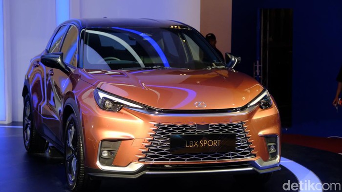 Ini Lexus Paling Terjangkau, Harganya di Bawah Rp 1 M Lexus mengenalkan mobil barunya di ajang Gaikindo Indonesia International Auto Show (GIIAS) 2024 di ICE BSD City, Tangerang. Lexus LBX menjadi mobil baru mereka dengan karakter crossover yang sudah dibekali teknologi hybrid. Lexus LBX