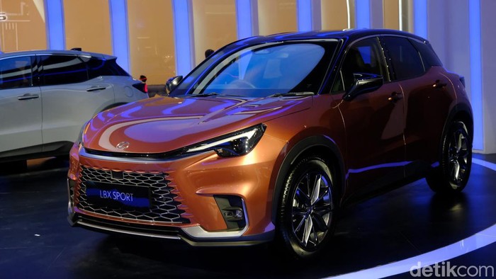 Lexus mengenalkan mobil barunya di ajang Gaikindo Indonesia International Auto Show (GIIAS) 2024 di ICE BSD City, Tangerang. Lexus LBX menjadi mobil baru mereka dengan karakter crossover yang sudah dibekali teknologi hybrid. Lexus LBX