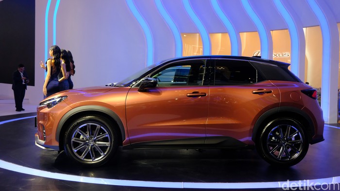 Lexus mengenalkan mobil barunya di ajang Gaikindo Indonesia International Auto Show (GIIAS) 2024 di ICE BSD City, Tangerang. Lexus LBX menjadi mobil baru mereka dengan karakter crossover yang sudah dibekali teknologi hybrid. Lexus LBX