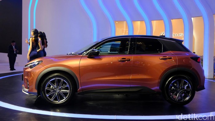 Lexus mengenalkan mobil barunya di ajang Gaikindo Indonesia International Auto Show (GIIAS) 2024 di ICE BSD City, Tangerang. Lexus LBX menjadi mobil baru mereka dengan karakter crossover yang sudah dibekali teknologi hybrid. Lexus LBX