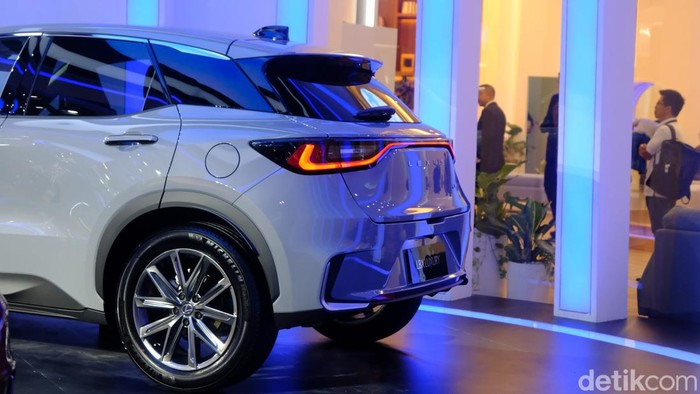 Lexus mengenalkan mobil barunya di ajang Gaikindo Indonesia International Auto Show (GIIAS) 2024 di ICE BSD City, Tangerang. Lexus LBX menjadi mobil baru mereka dengan karakter crossover yang sudah dibekali teknologi hybrid. Lexus LBX