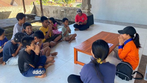 Anak-anak di Banjar Penutuk, Batumadeg, Nusa Penida, Klungkung, bisa belajar dengan Wi-Fi gratis.