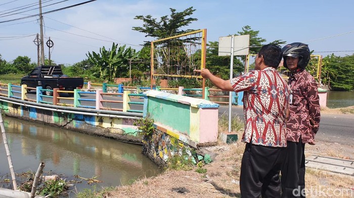 Jembatan Kedungpeluk Sidoarjo sebelum ambruk.