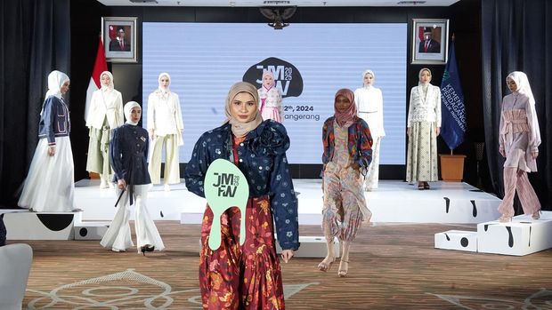 JMFW 2025 akan dilaksanakan pada 9 hingga 12 Oktober 2024 di Indonesia Convention Exhibition (ICE) BSD City JMFW 2025 akan dilaksanakan pada 9 hingga 12 Oktober 2024 di Indonesia Convention Exhibition (ICE) BSD City, Tangerang, Banten.