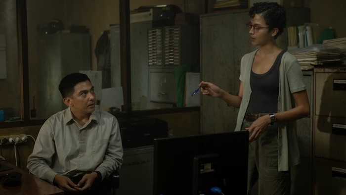 Borderless Fog. (L to R) Yoga Pratama as Tomas, Putri Marino as Sanja in Borderless Fog. Cr. Courtesy of Netflix © 2024