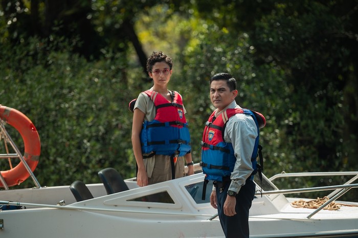 Borderless Fog. (L to R) Putri Marino as Sanja, Yoga Pratama as Tomas in Borderless Fog. Cr. Courtesy of Netflix © 2024