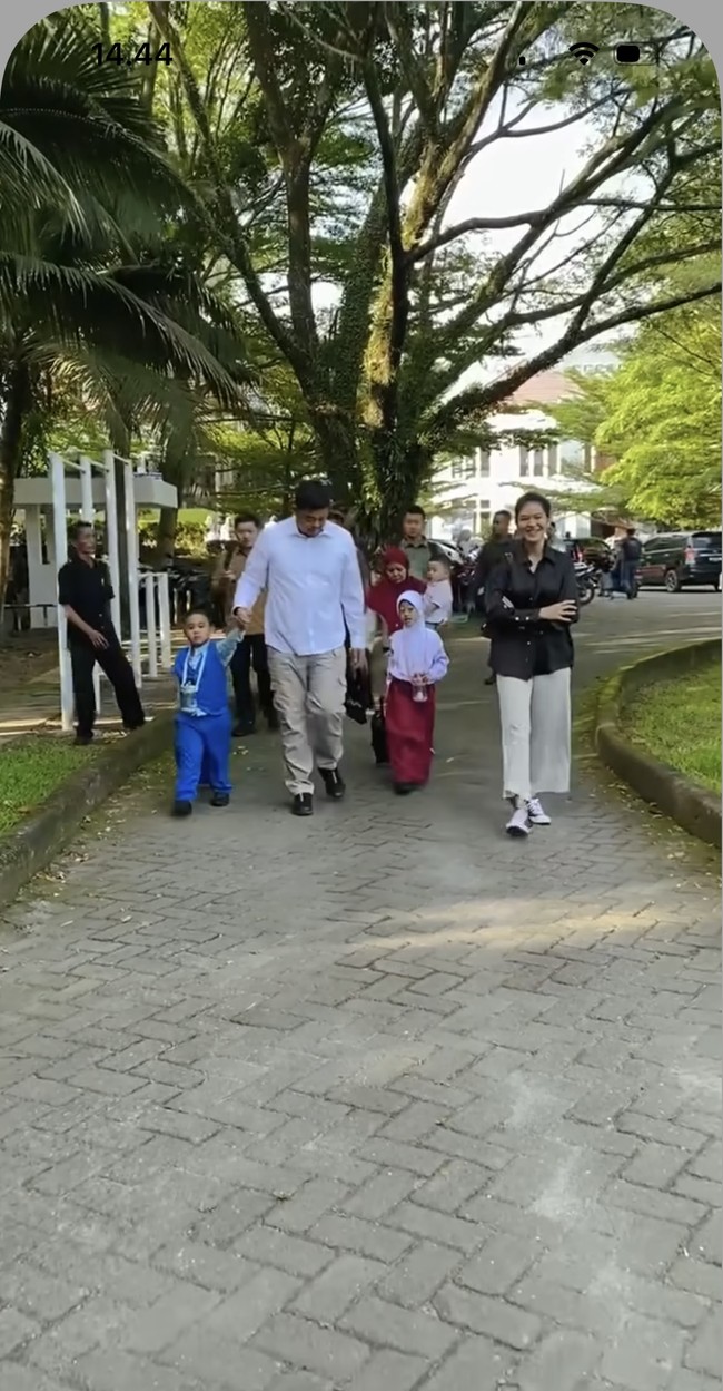 Di hari pertama sekolah, Kahiyang dan Bobby juga tampak ikut mengantar kedua anak mereka ke sekolah. Sama-sama mengenakan pakaian casual, Bobby dan Kahiyang terlihat kompak. Foto: Instagram/@ayanggkahiyang