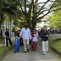 Di hari pertama sekolah, Kahiyang dan Bobby juga tampak ikut mengantar kedua anak mereka ke sekolah. Sama-sama mengenakan pakaian casual, Bobby dan Kahiyang terlihat kompak. Foto: Instagram/@ayanggkahiyang