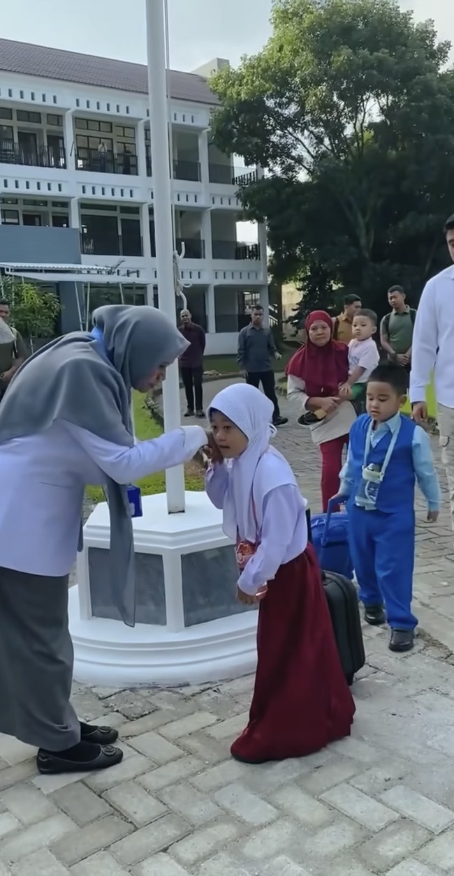 Sedah yang sudah duduk di bangku Sekolah Dasar tampak mengenakan seragam panjang putih-merah lengkap dengan hijab. Ia juga mengalungkan botol minum di lehernya, sama seperti sang adik, Nahyan. Foto: Instagram/@ayanggkahiyang