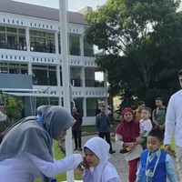 Sedah yang sudah duduk di bangku Sekolah Dasar tampak mengenakan seragam panjang putih-merah lengkap dengan hijab. Ia juga mengalungkan botol minum di lehernya, sama seperti sang adik, Nahyan. Foto: Instagram/@ayanggkahiyang