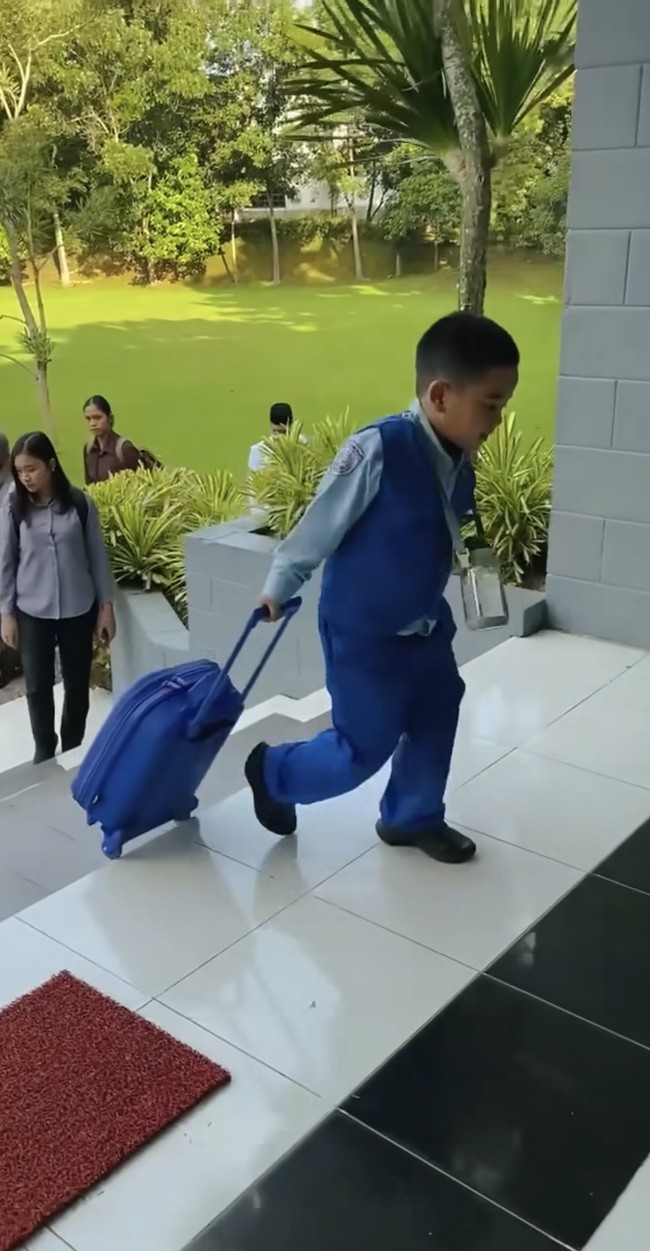 Sementara Nahyan yang masih duduk di bangku TK mengenakan seragam berwarna biru. Dengan penuh semangat terlihat ia mendorong sendiri tas sekolahnya. Foto: Instagram/@ayanggkahiyang