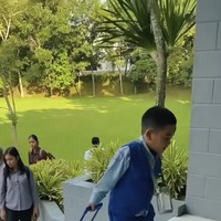 Sementara Nahyan yang masih duduk di bangku TK mengenakan seragam berwarna biru. Dengan penuh semangat terlihat ia mendorong sendiri tas sekolahnya. Foto: Instagram/@ayanggkahiyang