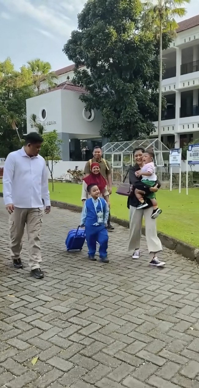 Adik Sedah dan Nahyan, Al Saud Nasution, juga ikut mengantarkan kedua kakaknya ke sekolah baru. Sambil digendong sang mama, Al terlihat ikut bergembira. Foto: Instagram/@ayanggkahiyang