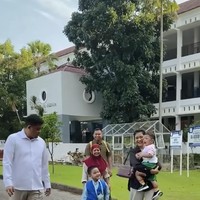 Adik Sedah dan Nahyan, Al Saud Nasution, juga ikut mengantarkan kedua kakaknya ke sekolah baru. Sambil digendong sang mama, Al terlihat ikut bergembira. Foto: Instagram/@ayanggkahiyang