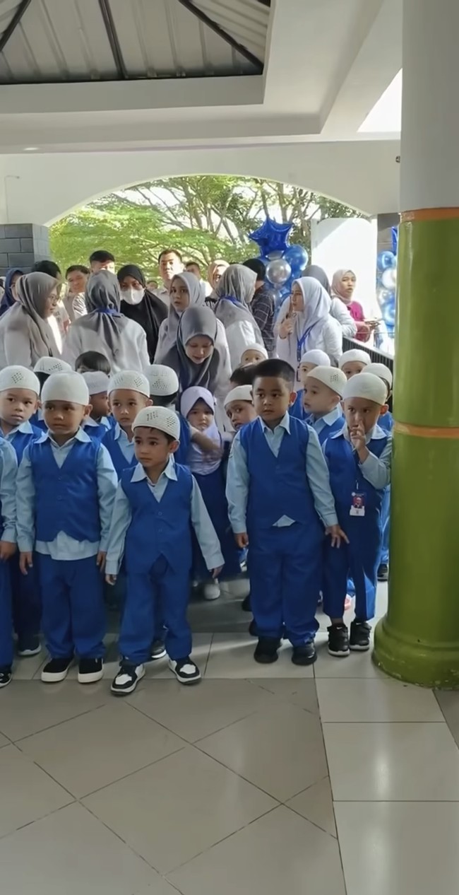 Diketahui Sedah dan Nahyan bersekolah di Al Azhar Medan, Sumatera Utara. Karena termasuk keluarga Presiden serta sang ayah, Bobby, juga menjabat sebagai wali kota Medan, sehingga Sedah dan Nahyan pun mendapat pengawalan dari Paspampres. Foto: Instagram/@ayanggkahiyang