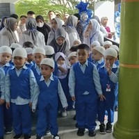 Diketahui Sedah dan Nahyan bersekolah di Al Azhar Medan, Sumatera Utara. Karena termasuk keluarga Presiden serta sang ayah, Bobby, juga menjabat sebagai wali kota Medan, sehingga Sedah dan Nahyan pun mendapat pengawalan dari Paspampres. Foto: Instagram/@ayanggkahiyang