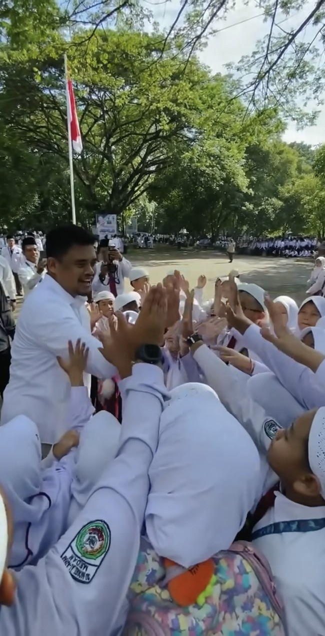Ketika berkunjung ke sekolah baru Sedah dan Nahyan, Bobby juga tampak eksis dikerubungi oleh para murid di sana. Terlihat banyak yang antri untuk tos dengan Bobby. Foto: Instagram/@ayanggkahiyang