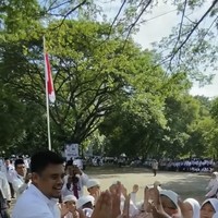 Ketika berkunjung ke sekolah baru Sedah dan Nahyan, Bobby juga tampak eksis dikerubungi oleh para murid di sana. Terlihat banyak yang antri untuk tos dengan Bobby. Foto: Instagram/@ayanggkahiyang